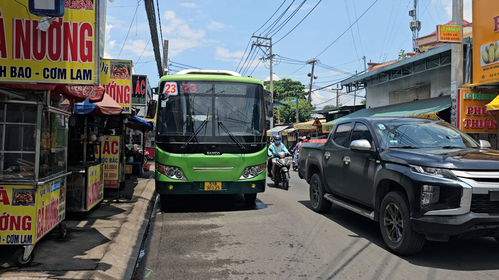 Bé trai lớp 6 bị xe buýt cán trúng trên đường đi ôn thi Bé trai lớp 6 bị xe buýt cán trúng trên đường đi ôn thi