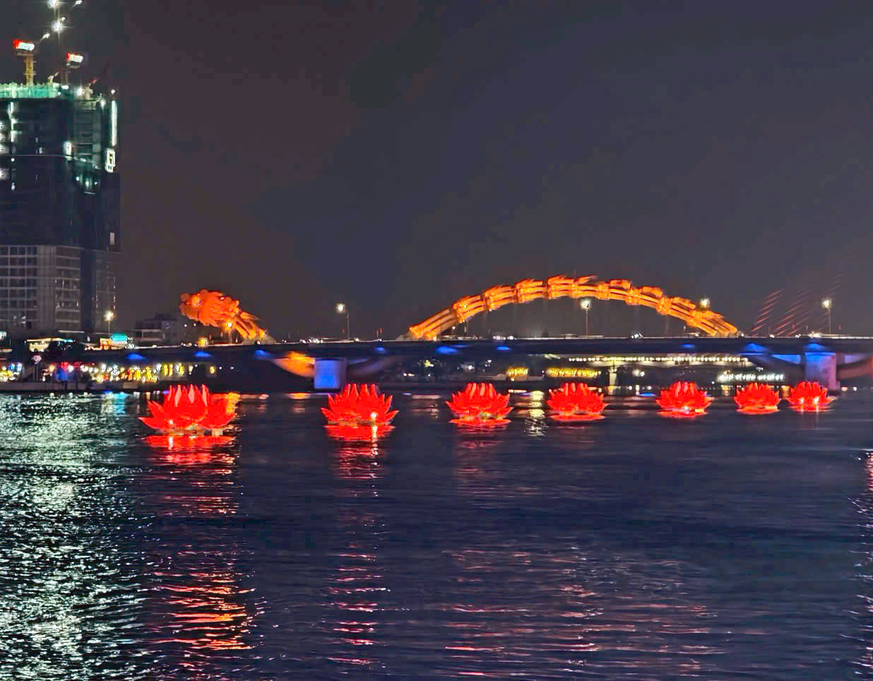 7 đóa hoa sen khổng lồ thắp sáng sông Hàn trong đại lễ Phật đản- Ảnh 6. 7 đóa hoa sen khổng lồ thắp sáng sông Hàn trong đại lễ Phật đản- Ảnh 6.