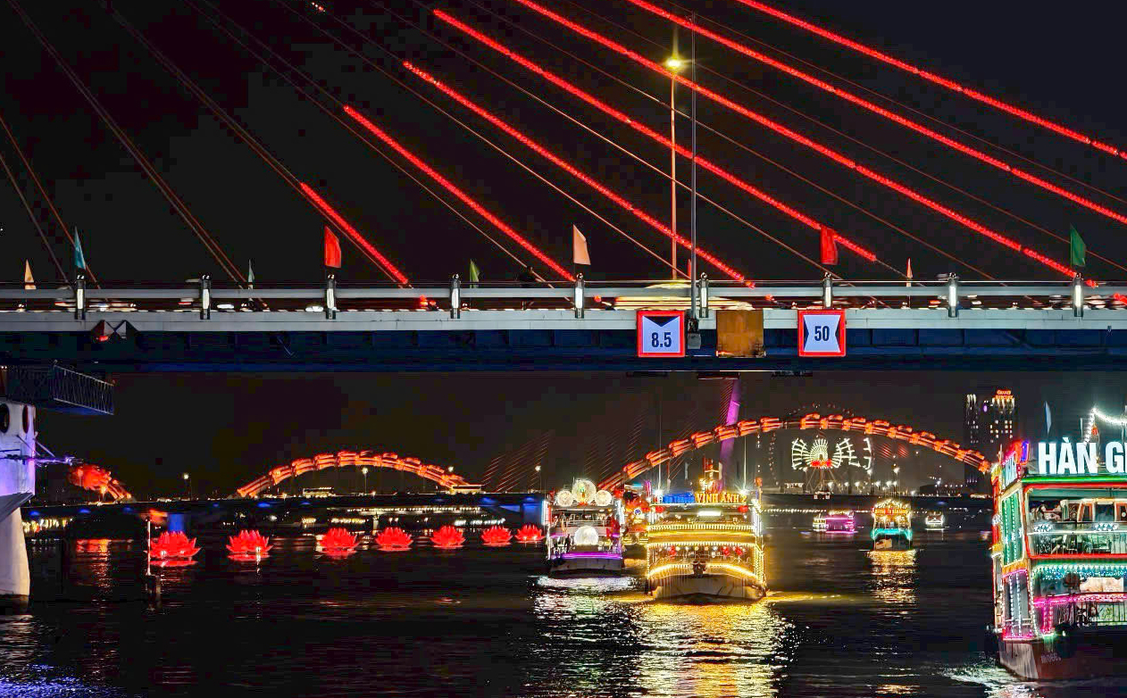 7 đóa hoa sen khổng lồ thắp sáng sông Hàn trong đại lễ Phật đản- Ảnh 7. 7 đóa hoa sen khổng lồ thắp sáng sông Hàn trong đại lễ Phật đản- Ảnh 7.