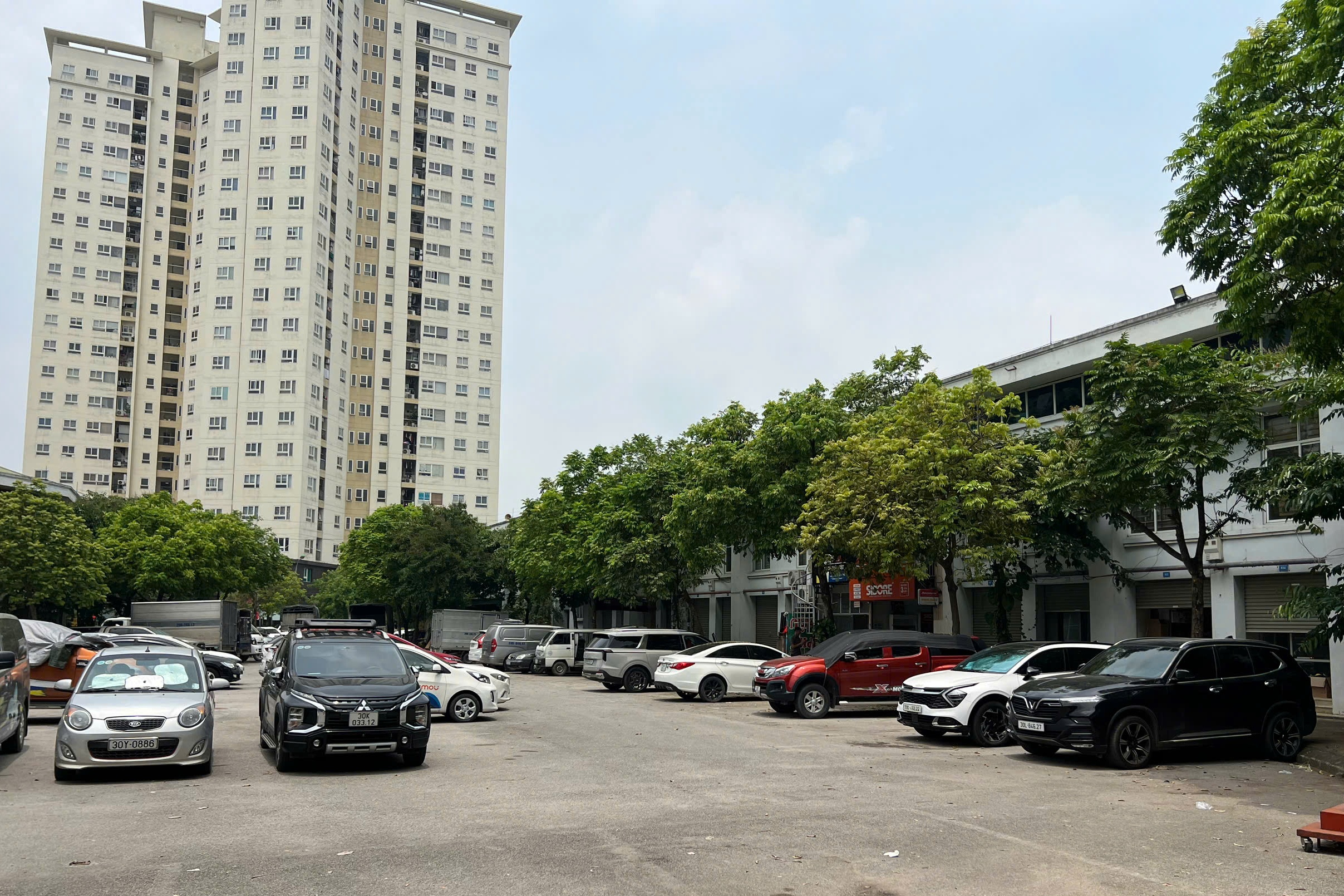 Hà Nội: Cảnh nhếch nhác ở trung tâm thương mại dự kiến làm trụ sở phường mới - Ảnh 13.