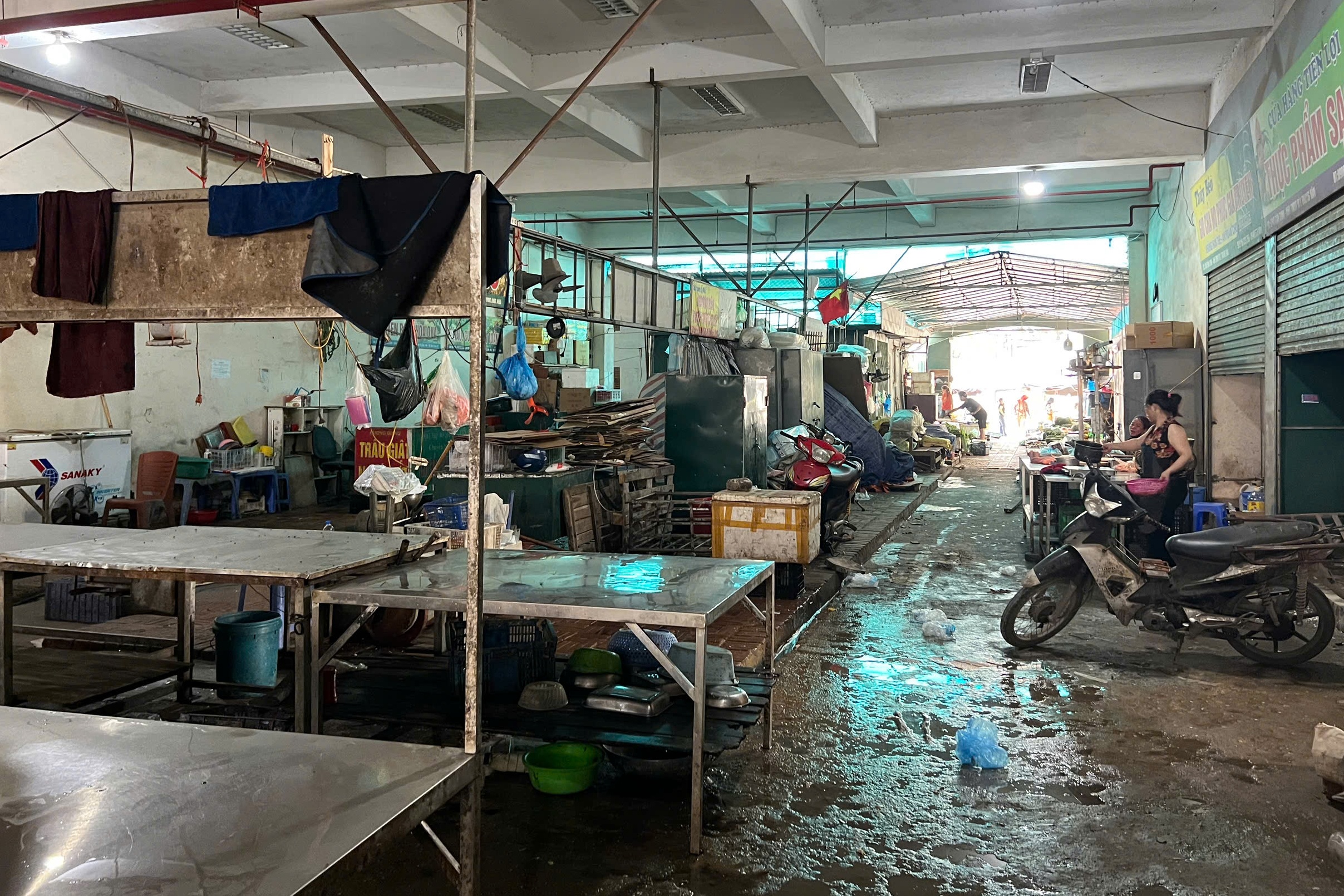 Hà Nội: Cảnh nhếch nhác ở trung tâm thương mại dự kiến làm trụ sở phường mới - Ảnh 10.