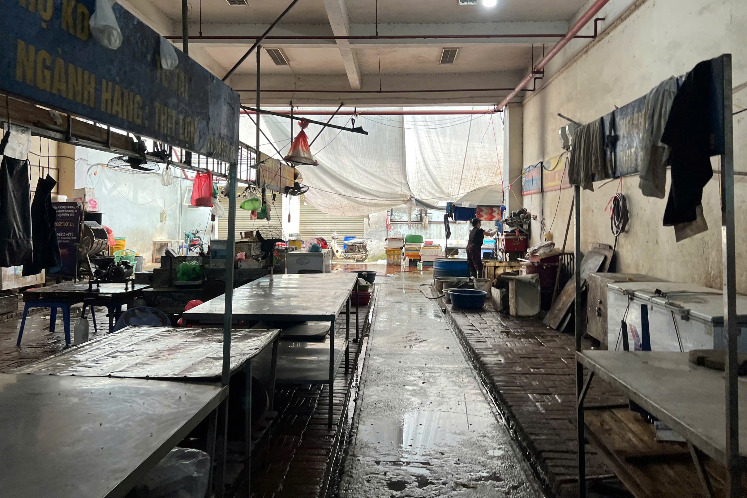 Hà Nội: Cảnh nhếch nhác ở trung tâm thương mại dự kiến làm trụ sở phường mới - Ảnh 11.
