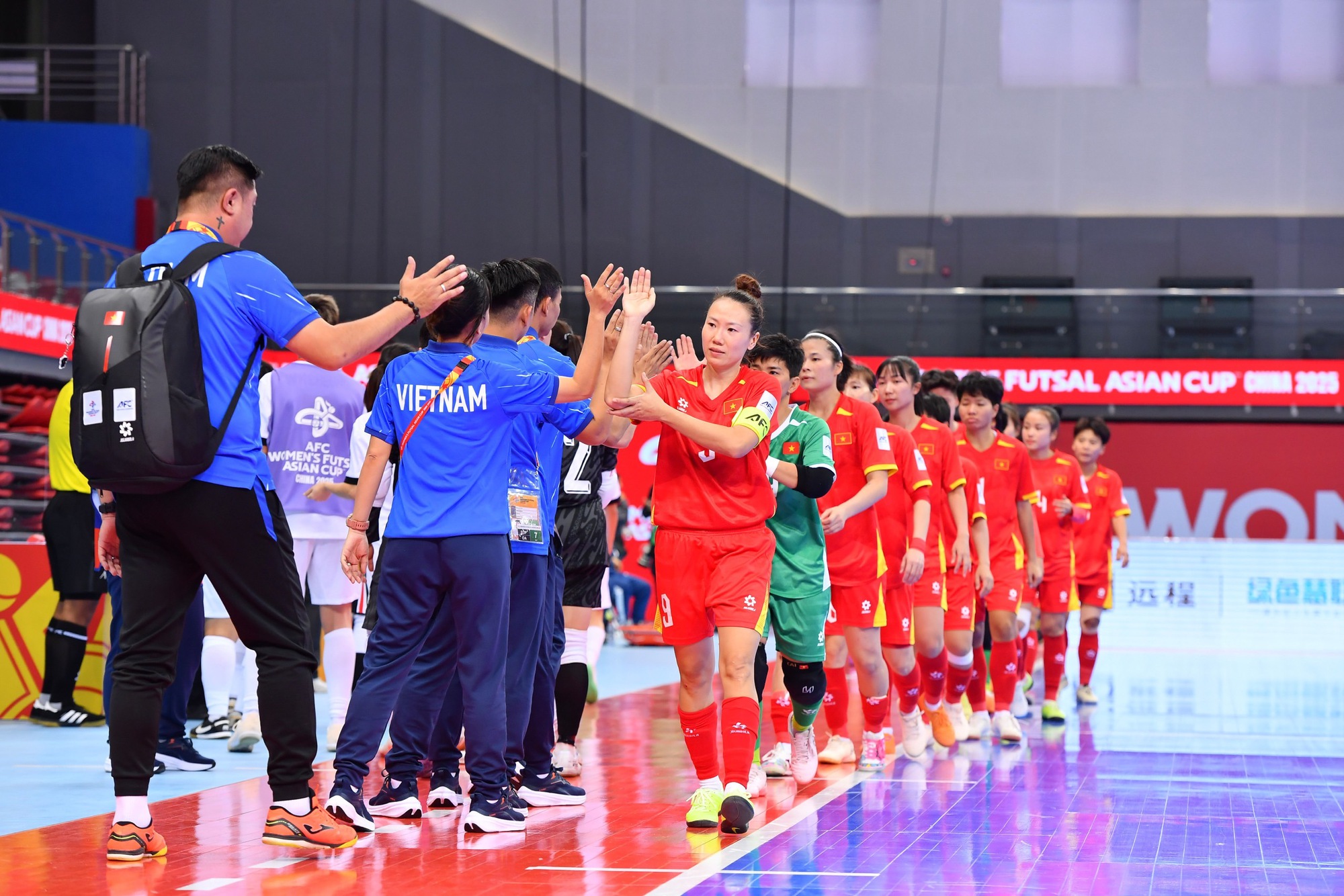 HLV đội futsal nữ Việt Nam nói gì sau chiến thắng kịch tính trước Hồng Kông?- Ảnh 2. HLV đội futsal nữ Việt Nam nói gì sau chiến thắng kịch tính trước Hồng Kông?- Ảnh 2.