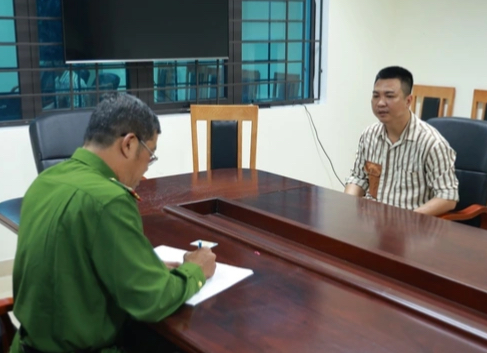 Trùm cưỡng đoạt gỗ tiền tỉ đầu thú sau gần 3 tuần bị truy nã đặc biệt- Ảnh 1. Trùm cưỡng đoạt gỗ tiền tỉ đầu thú sau gần 3 tuần bị truy nã đặc biệt- Ảnh 1.