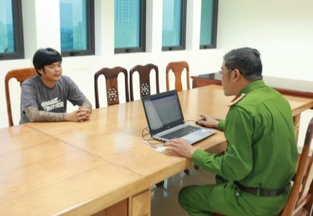 Trùm cưỡng đoạt gỗ tiền tỉ đầu thú sau gần 3 tuần bị truy nã đặc biệt- Ảnh 2. Trùm cưỡng đoạt gỗ tiền tỉ đầu thú sau gần 3 tuần bị truy nã đặc biệt- Ảnh 2.