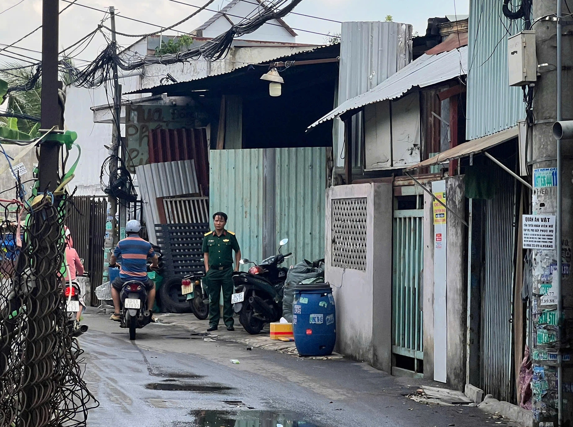 TP.HCM: Cháy vựa ve chai trong hẻm ở Thủ Đức - Ảnh 1.