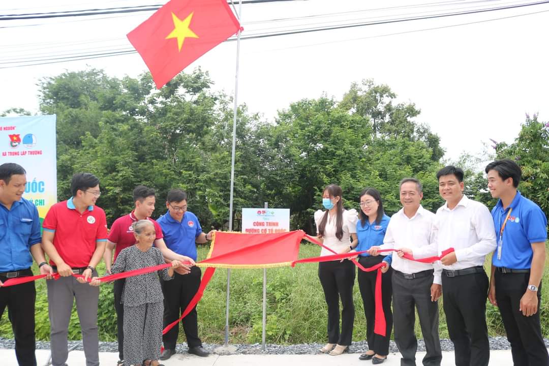 Inauguration of the National Flag Street - Photo 1. Khánh thành đường cờ Tổ quốc- Ảnh 1.