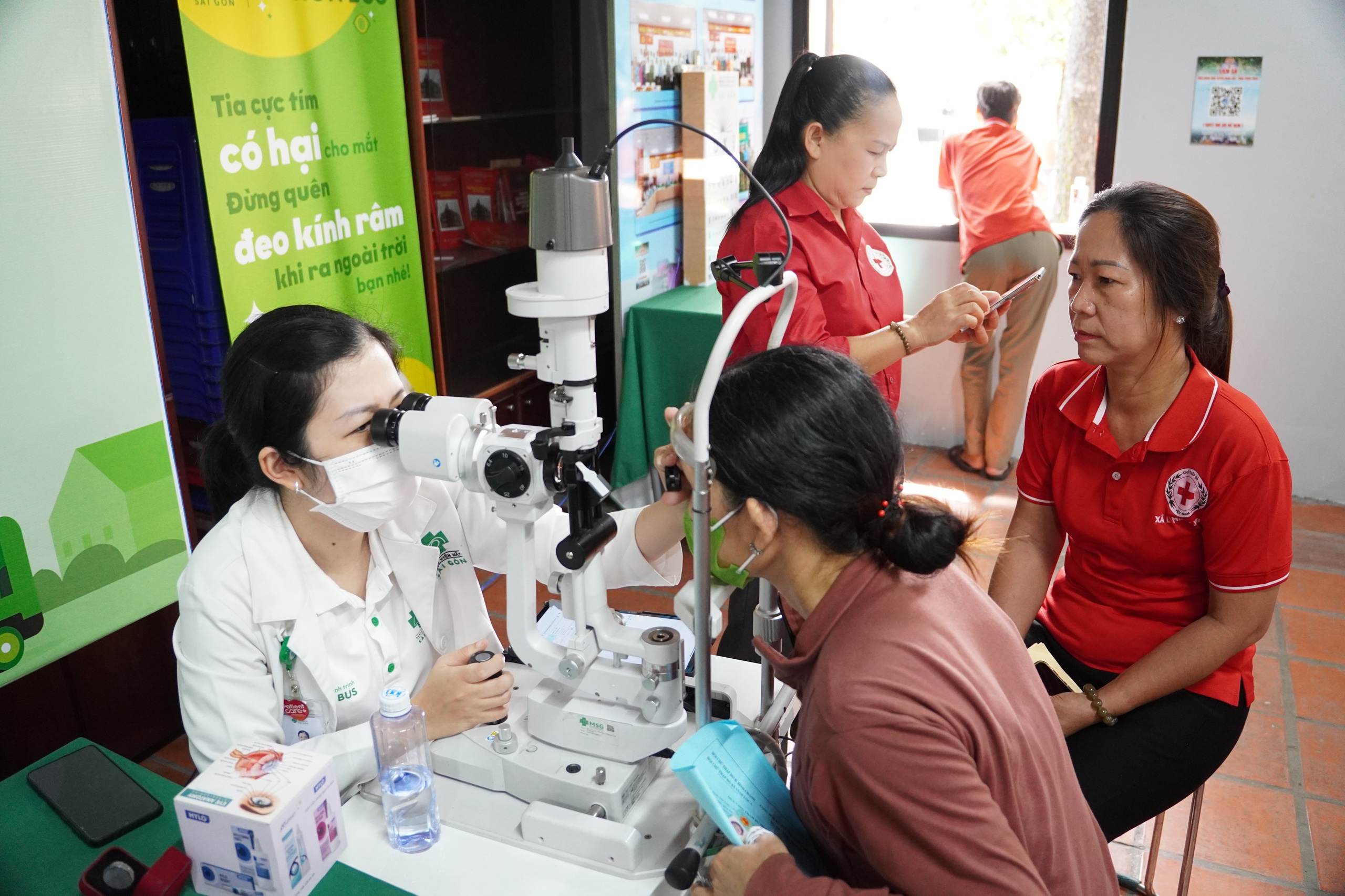 Khám mắt và phát thuốc cho hơn 300 bệnh nhân khó khăn TP.HCM: Khám mắt và phát thuốc cho hơn 300 bệnh nhân khó khăn - Ảnh 1.