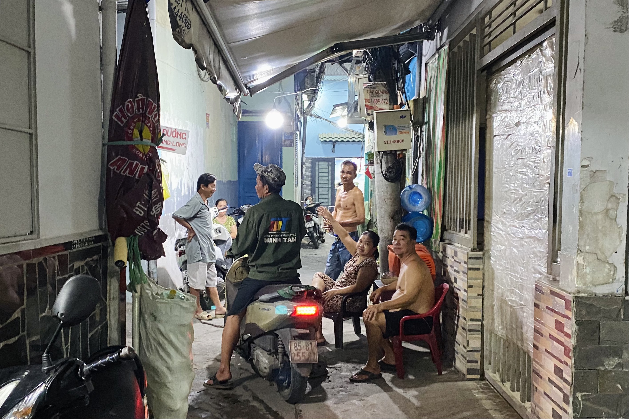 Hẻm 'bát quái' ở TP.HCM: Dung dị sống nhớ, nơi tang sự phải ra đầu hẻm- Ảnh 4. Hẻm 'bát quái' ở TP.HCM: Dung dị sống nhớ, nơi tang sự phải ra đầu hẻm- Ảnh 4.