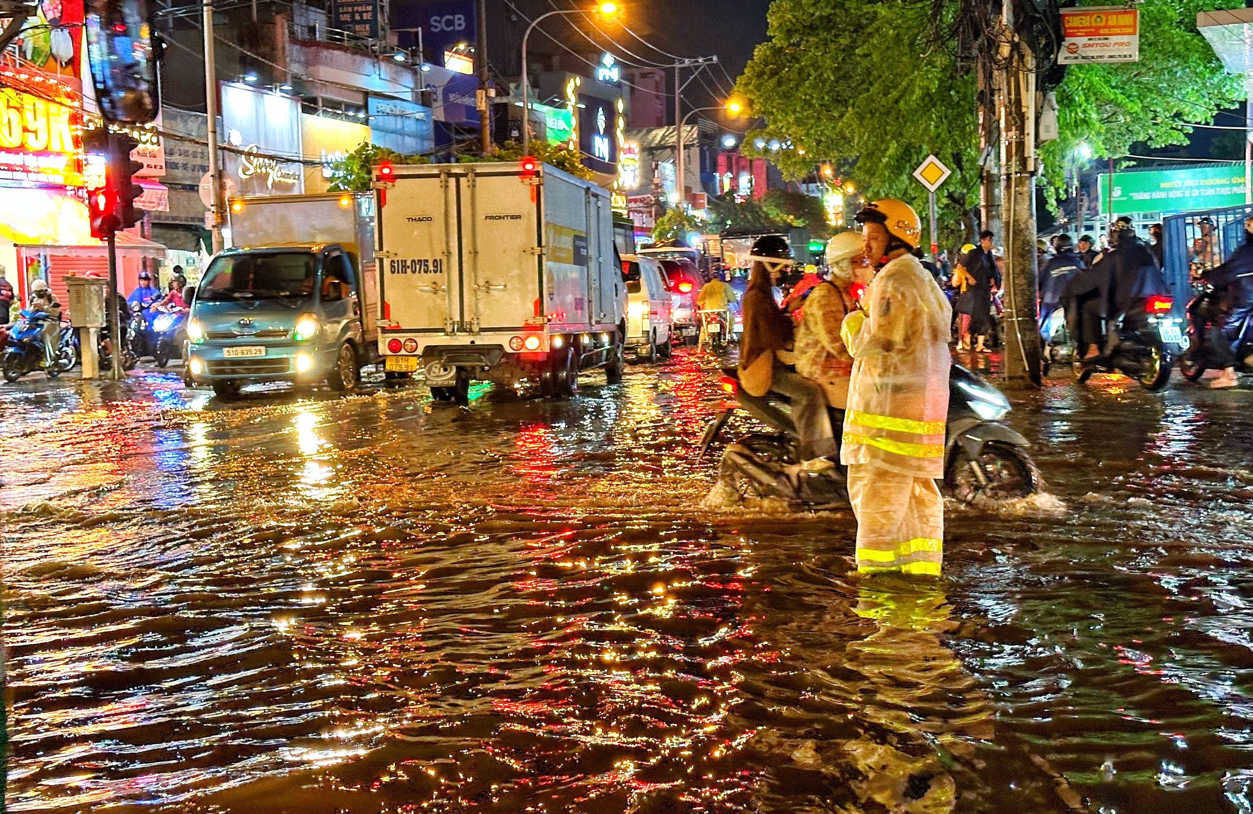 TP.HCM mưa lớn chiều tối nay: Nhiều đường thành 'biển nước', người dân chật vật dẫn xe - Ảnh 12.