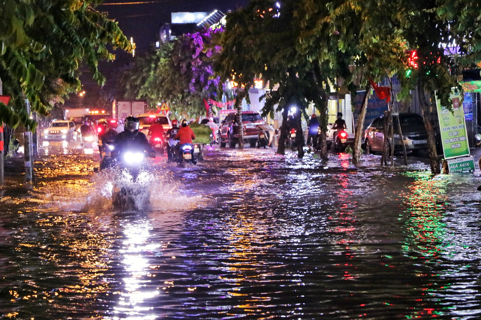 TP.HCM mưa lớn chiều tối nay: Nhiều đường thành 'biển nước', người dân chật vật dẫn xe - Ảnh 9.