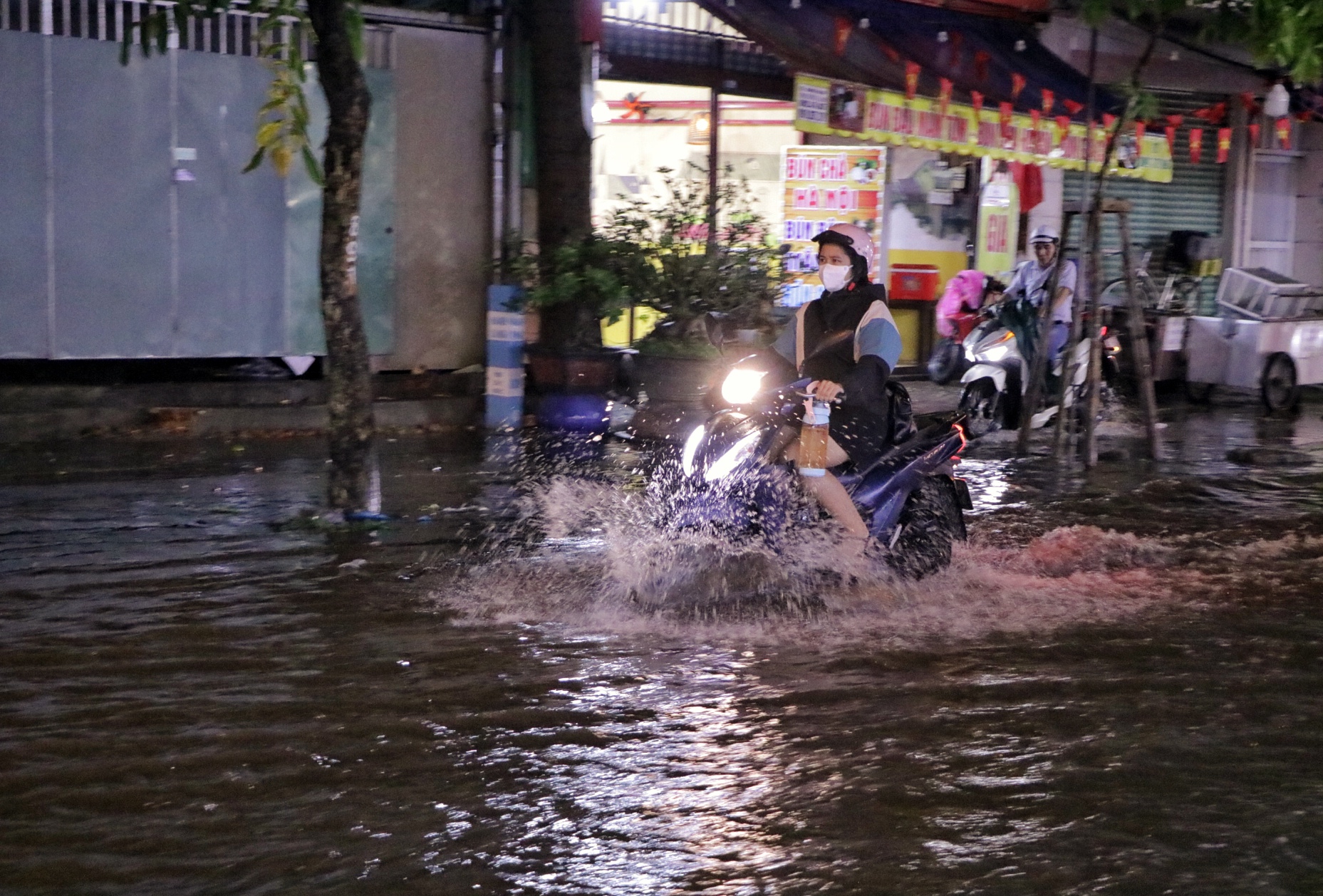 TP.HCM mưa lớn chiều tối nay: Nhiều đường thành 'biển nước', người dân chật vật dẫn xe - Ảnh 5.