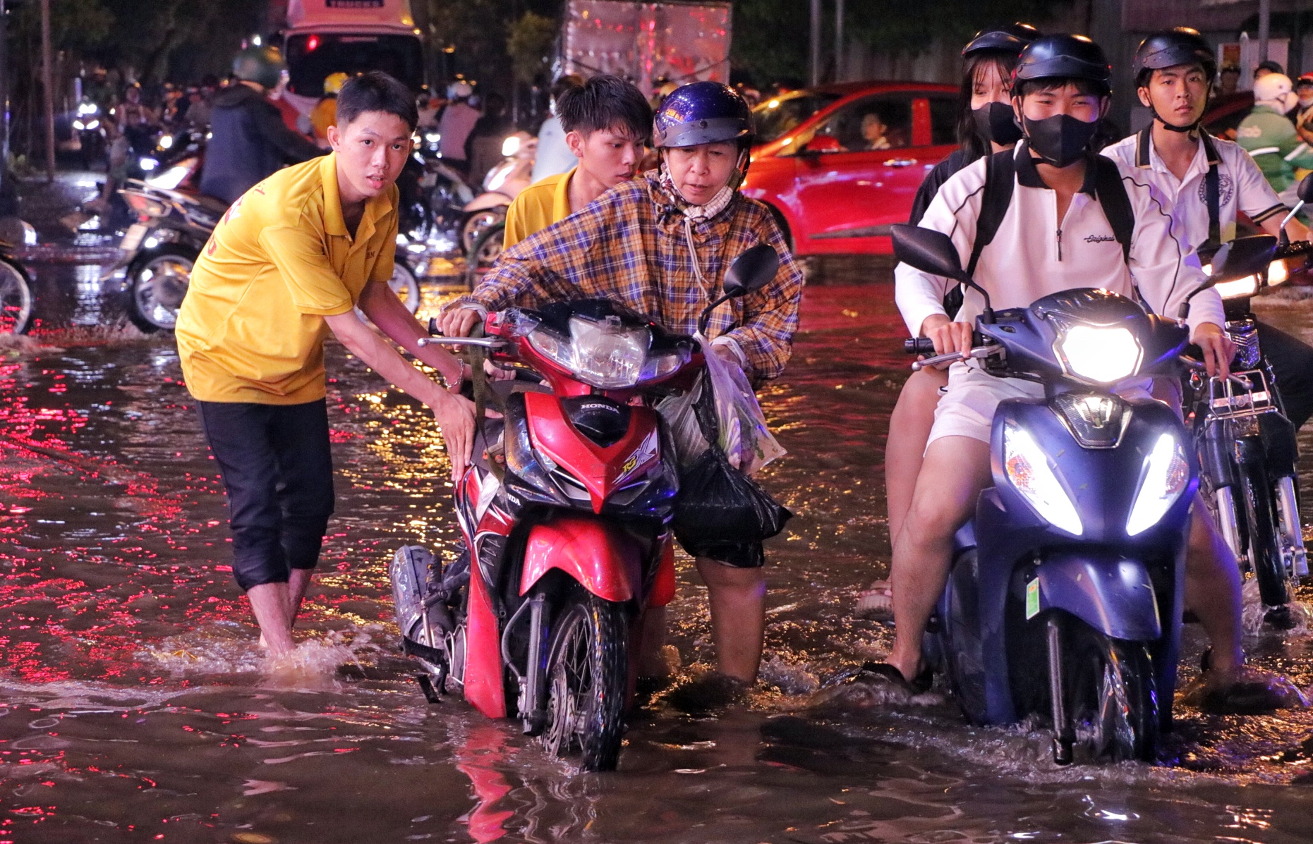 TP.HCM mưa lớn chiều tối nay: Nhiều đường thành 'biển nước', người dân chật vật dẫn xe - Ảnh 2.
