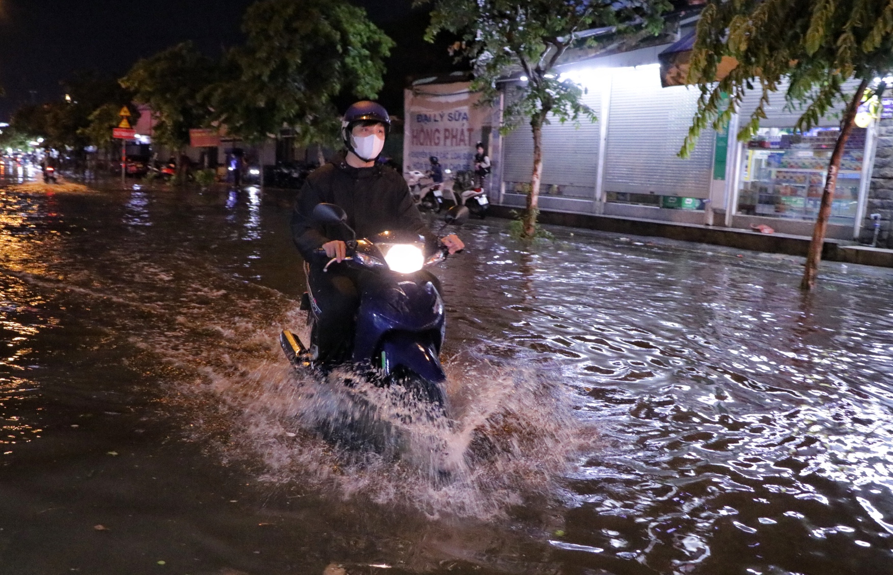TP.HCM mưa lớn chiều tối nay: Nhiều đường thành 'biển nước', người dân chật vật dẫn xe - Ảnh 6.