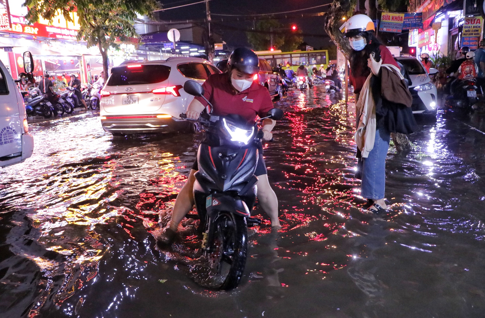 TP.HCM mưa lớn chiều tối nay: Nhiều đường thành 'biển nước', người dân chật vật dẫn xe - Ảnh 11.
