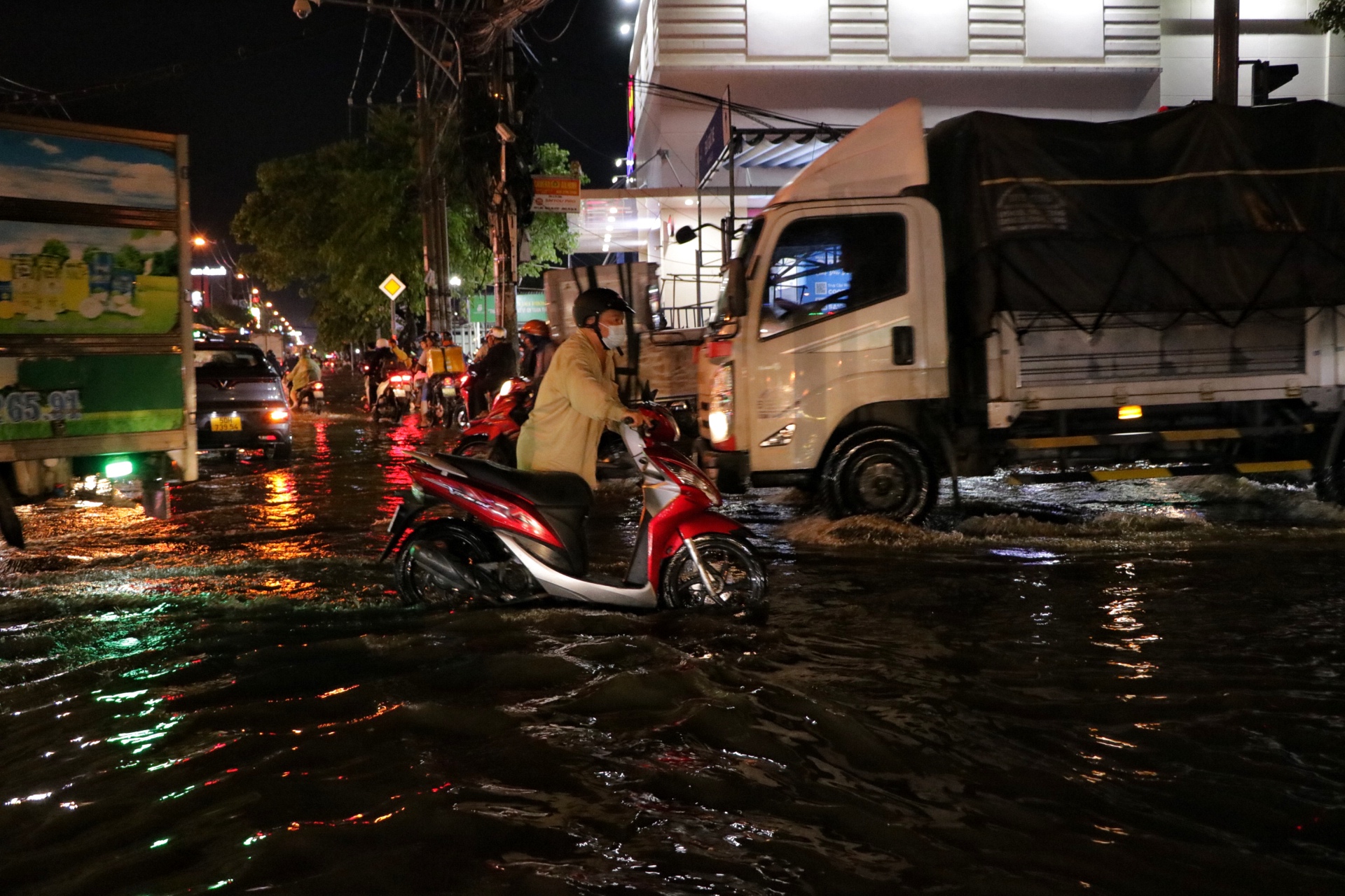 TP.HCM mưa lớn chiều tối nay: Nhiều đường thành 'biển nước', người dân chật vật dẫn xe - Ảnh 7.
