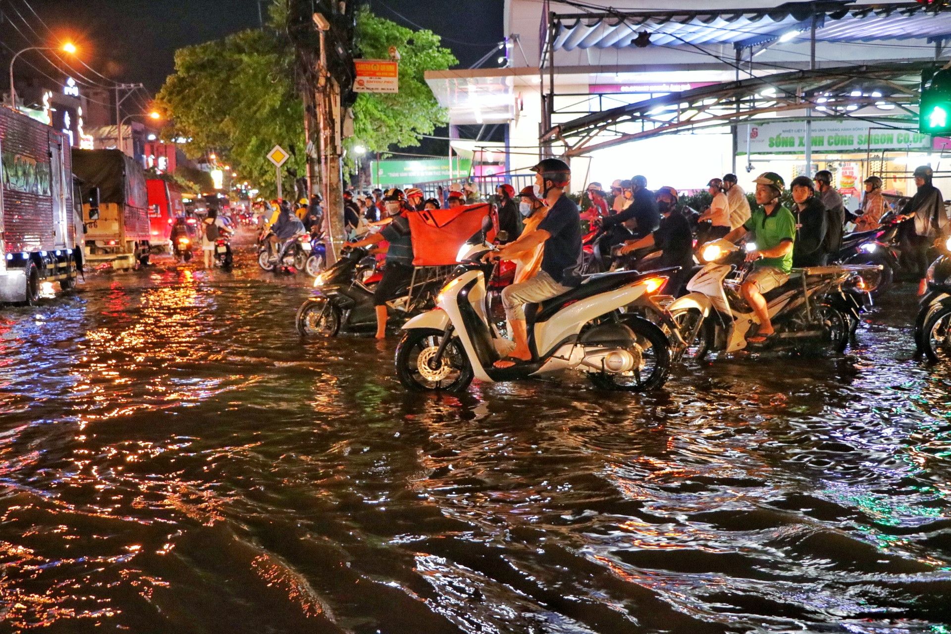 TP.HCM mưa lớn chiều tối nay: Nhiều đường thành ‘biển nước’, người dân chật vật dẫn xe TP.HCM mưa lớn chiều tối nay: Nhiều đường thành ‘biển nước’, người dân chật vật dẫn xe