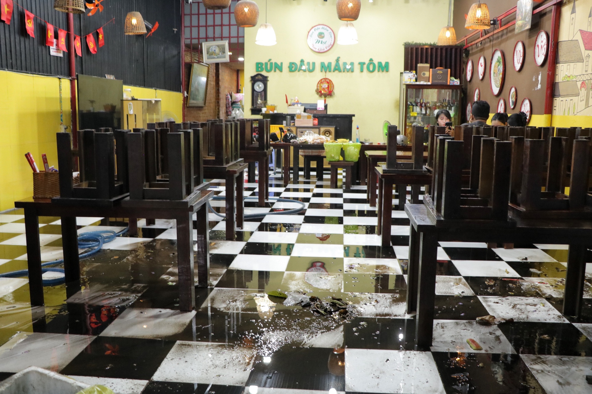 TP.HCM mưa lớn chiều tối nay: Nhiều đường thành 'biển nước', người dân chật vật dẫn xe - Ảnh 10.