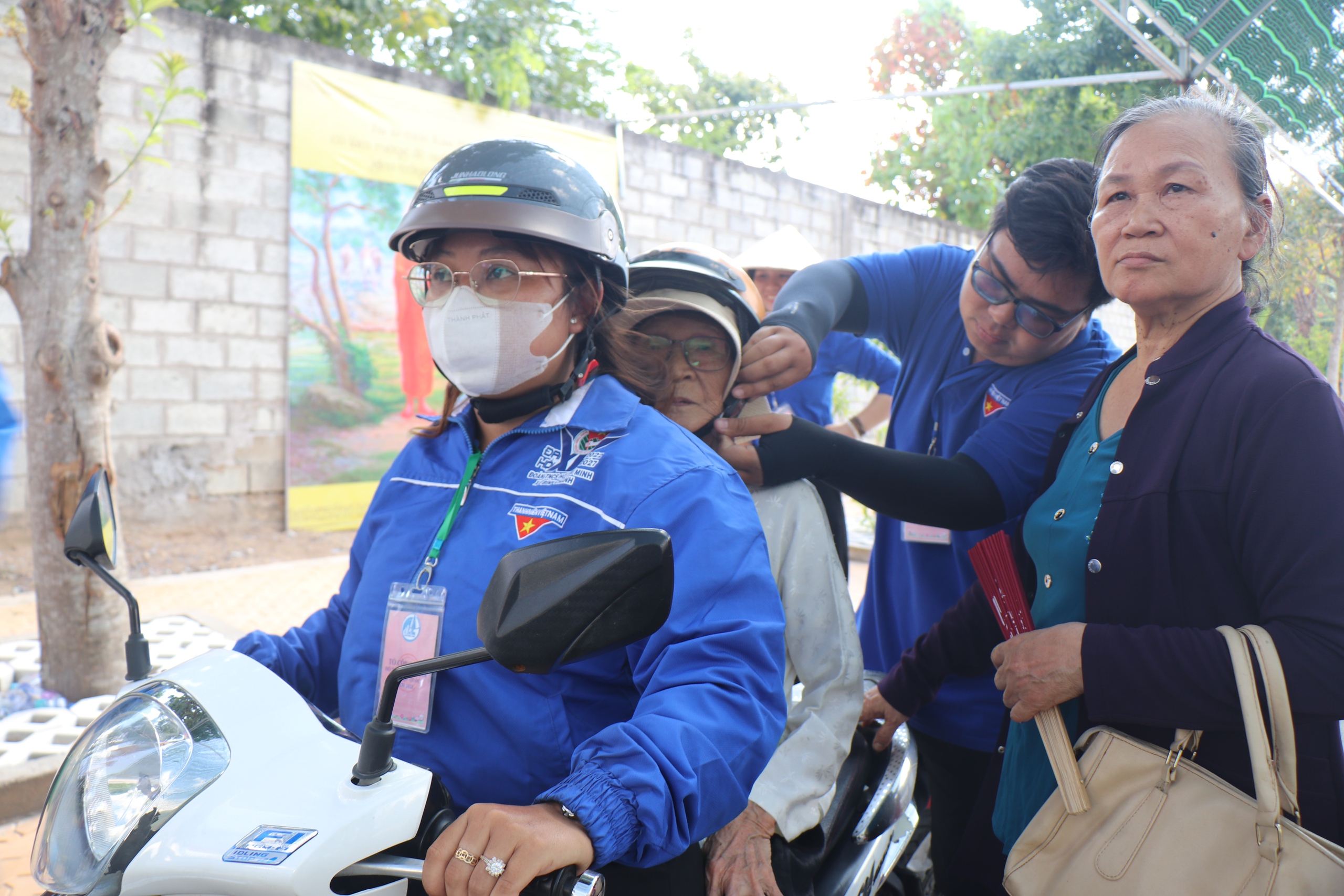 Vesak 2025: Đội xe ôm miễn phí chở người dân chiêm bái xá lợi Phật - Ảnh 9.