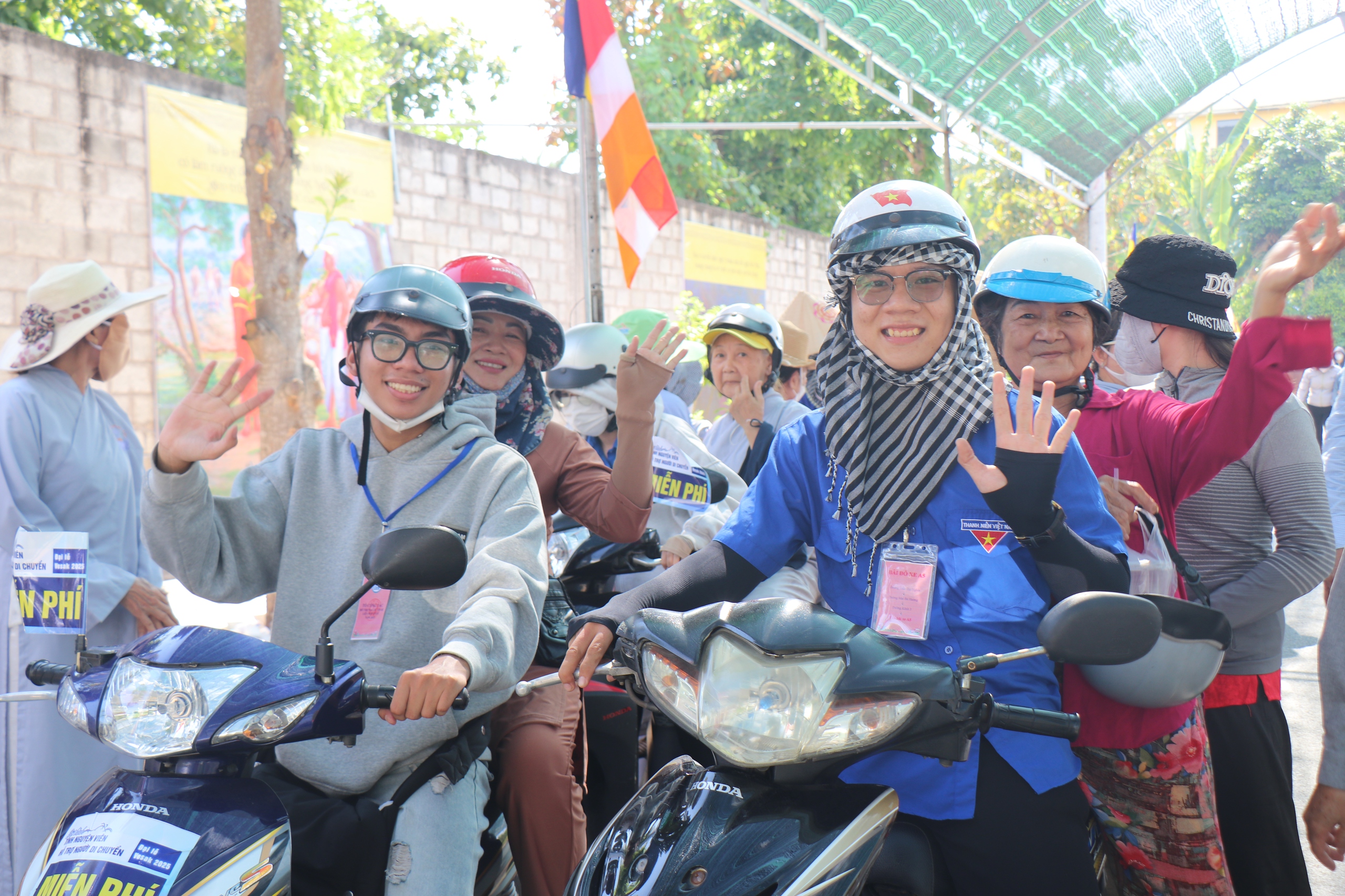 Vesak 2025: Đội xe ôm miễn phí chở người dân chiêm bái xá lợi Phật - Ảnh 6.