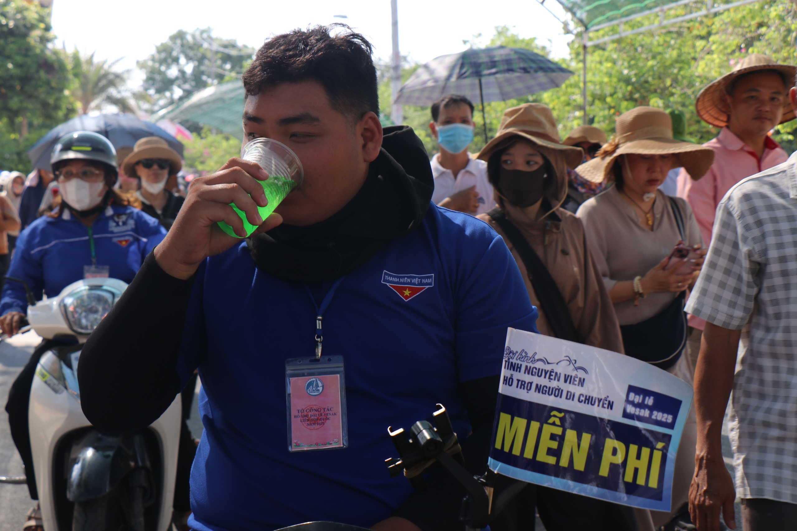 Vesak 2025: Đội xe ôm miễn phí chở người dân chiêm bái xá lợi Phật - Ảnh 15.