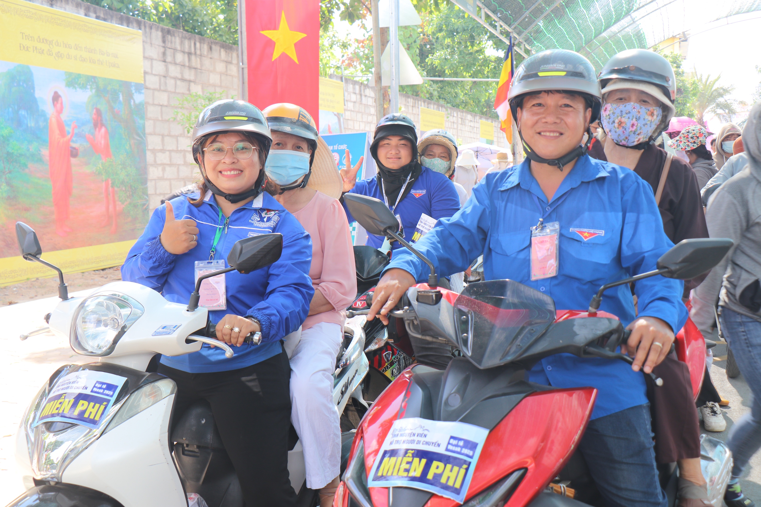 Vesak 2025: Đội xe ôm miễn phí chở người dân chiêm bái xá lợi Phật - Ảnh 12.