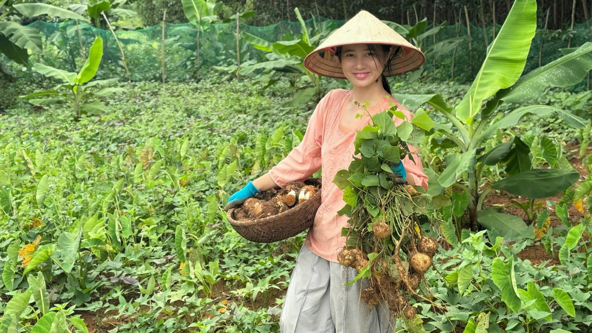 Cuộc sống trên ngọn đồi thơ mộng vào cuối tuần của gia đình trẻ - Ảnh 1.
