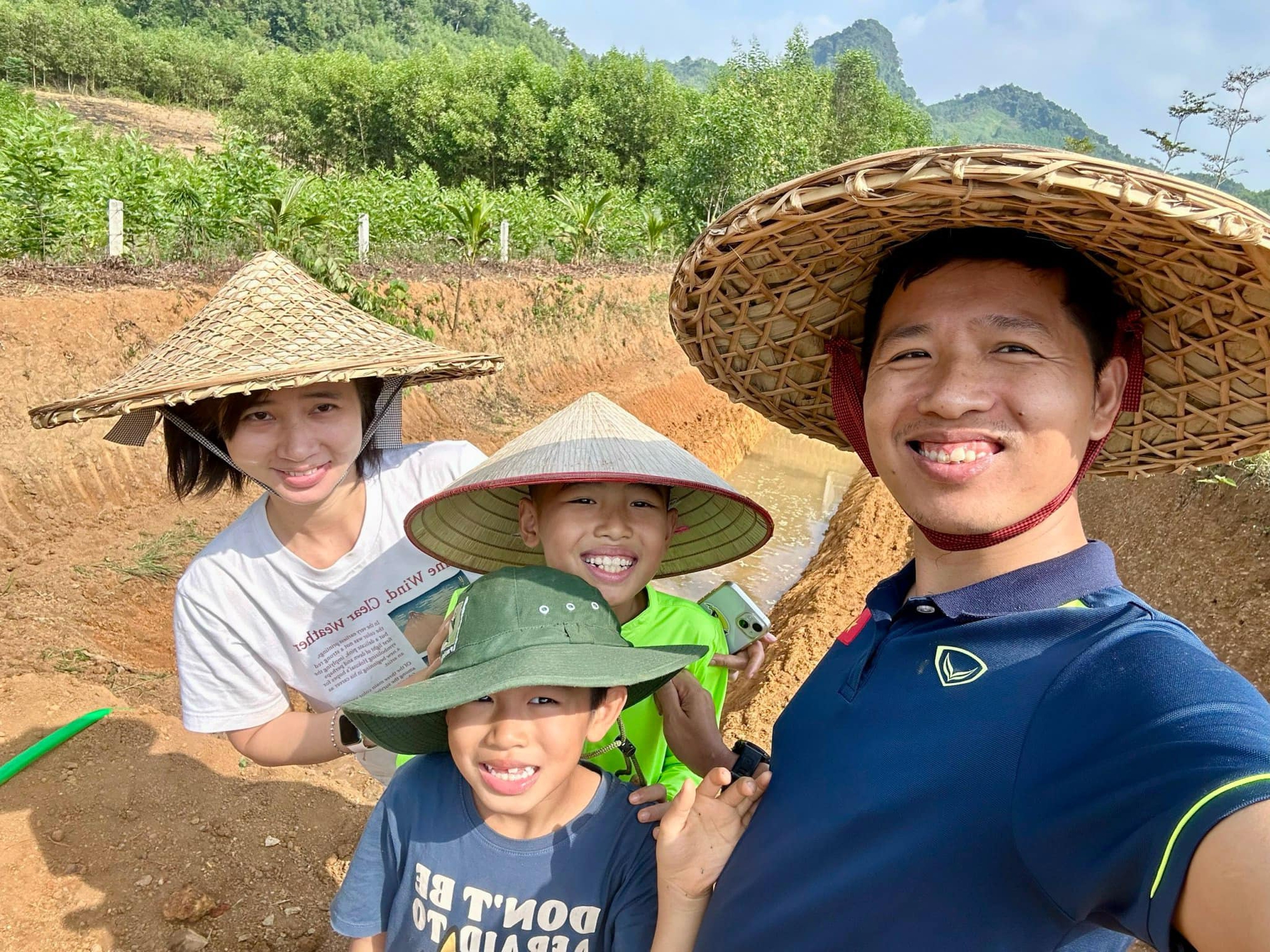 Cuộc sống trên ngọn đồi thơ mộng vào cuối tuần của gia đình trẻ - Ảnh 8.