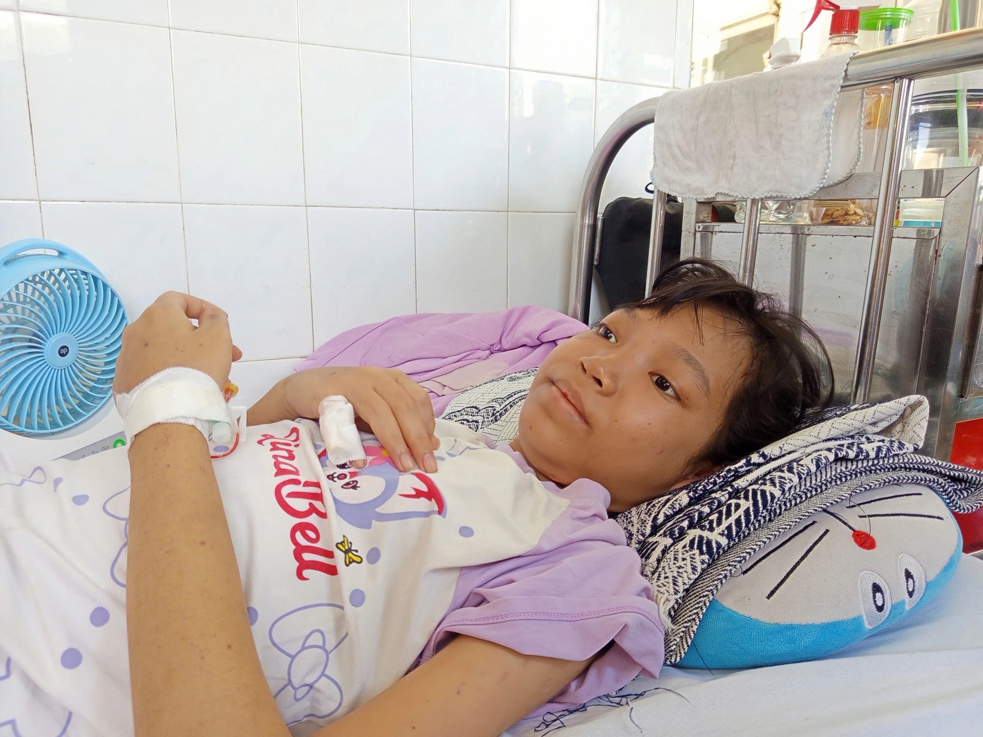 Người mẹ bán trâu, cầm sổ đỏ cứu con ung thư được bạn đọc giúp đỡ- Ảnh 1. Người mẹ bán trâu, cầm sổ đỏ cứu con ung thư được bạn đọc giúp đỡ- Ảnh 1.