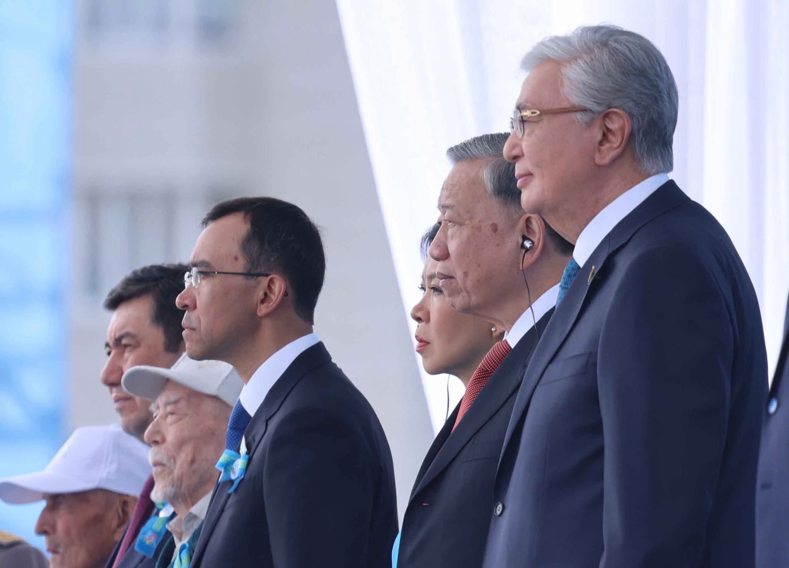 Tổng Bí thư Tô Lâm dự Lễ duyệt binh Kỷ niệm Chiến thắng phát xít tại Kazakhstan - Ảnh 1.