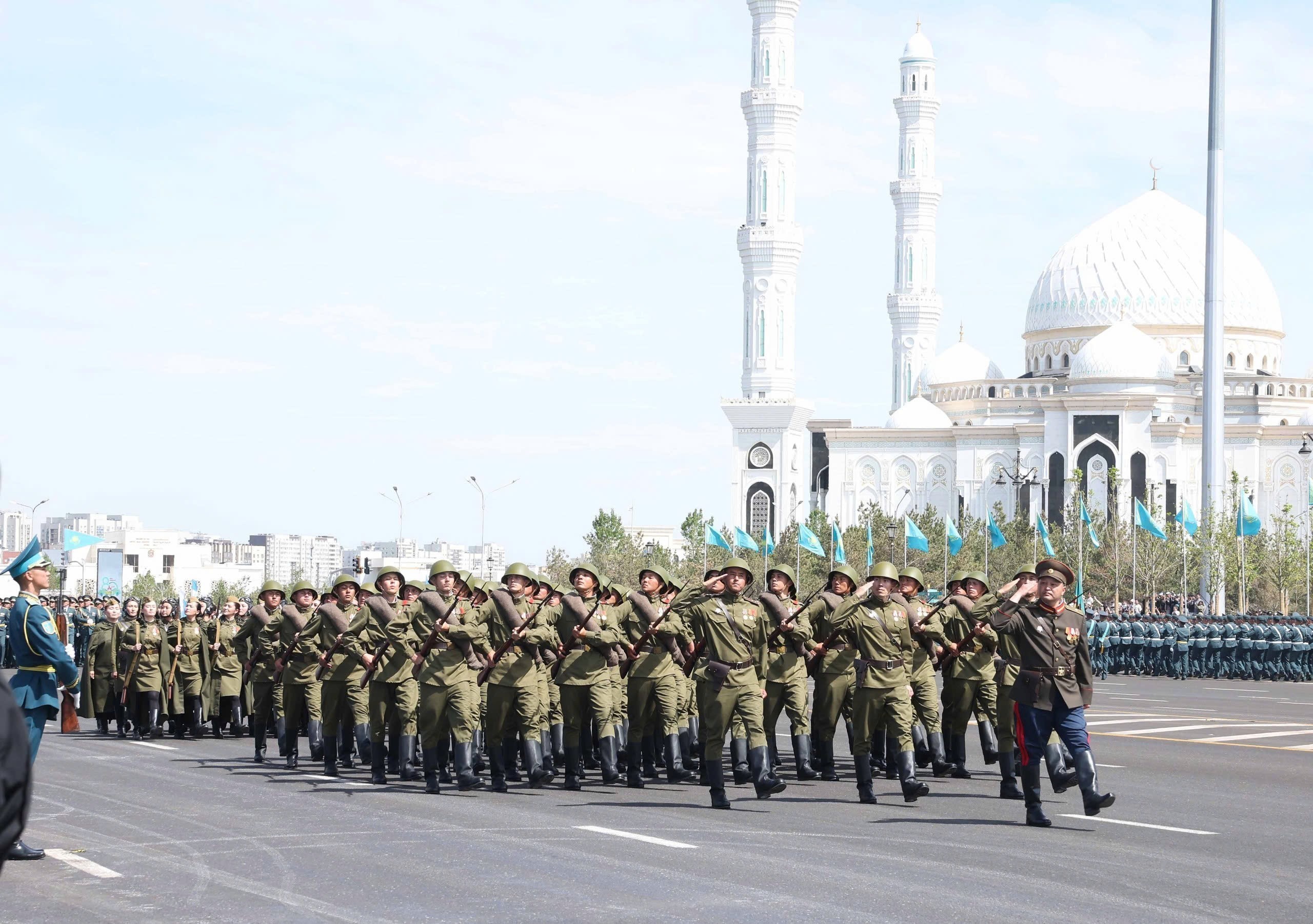 Tổng Bí thư Tô Lâm dự Lễ duyệt binh Kỷ niệm Chiến thắng phát xít tại Kazakhstan - Ảnh 2.