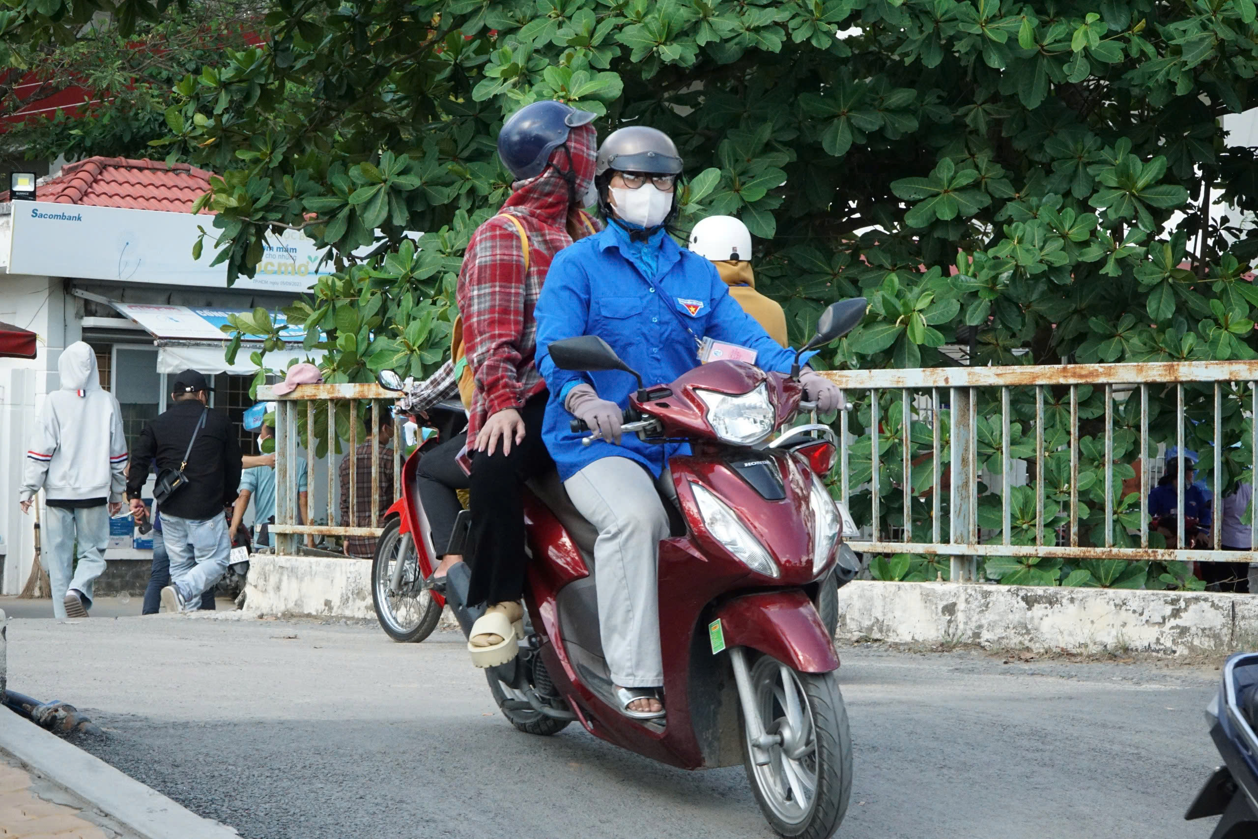 Vesak 2025: Đội xe ôm miễn phí chở người dân chiêm bái xá lợi Phật - Ảnh 1.