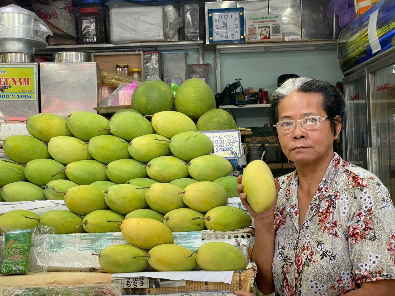 Chủ sạp trái cây chợ Bến Thành 'đụng mặt' Sơn Tùng M-TP - Ảnh 1.
