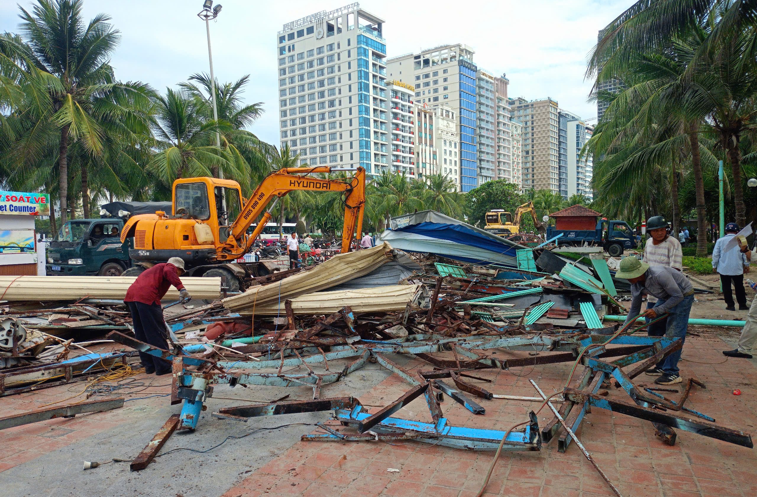 Tháo dỡ ki ốt kinh doanh dịch vụ du lịch tại biển Đà Nẵng để đấu giá quyền sử dụng - Ảnh 1. Tháo dỡ ki ốt kinh doanh dịch vụ du lịch tại biển Đà Nẵng để đấu giá quyền sử dụng - Ảnh 1.