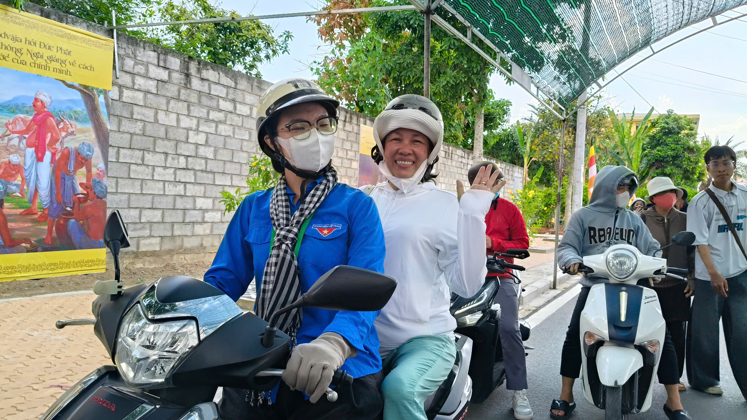 Đội ‘xe ôm’ tình nguyện hỗ trợ người dân chiêm bái xá lợi Phật Đội ‘xe ôm’ tình nguyện hỗ trợ người dân chiêm bái xá lợi Phật