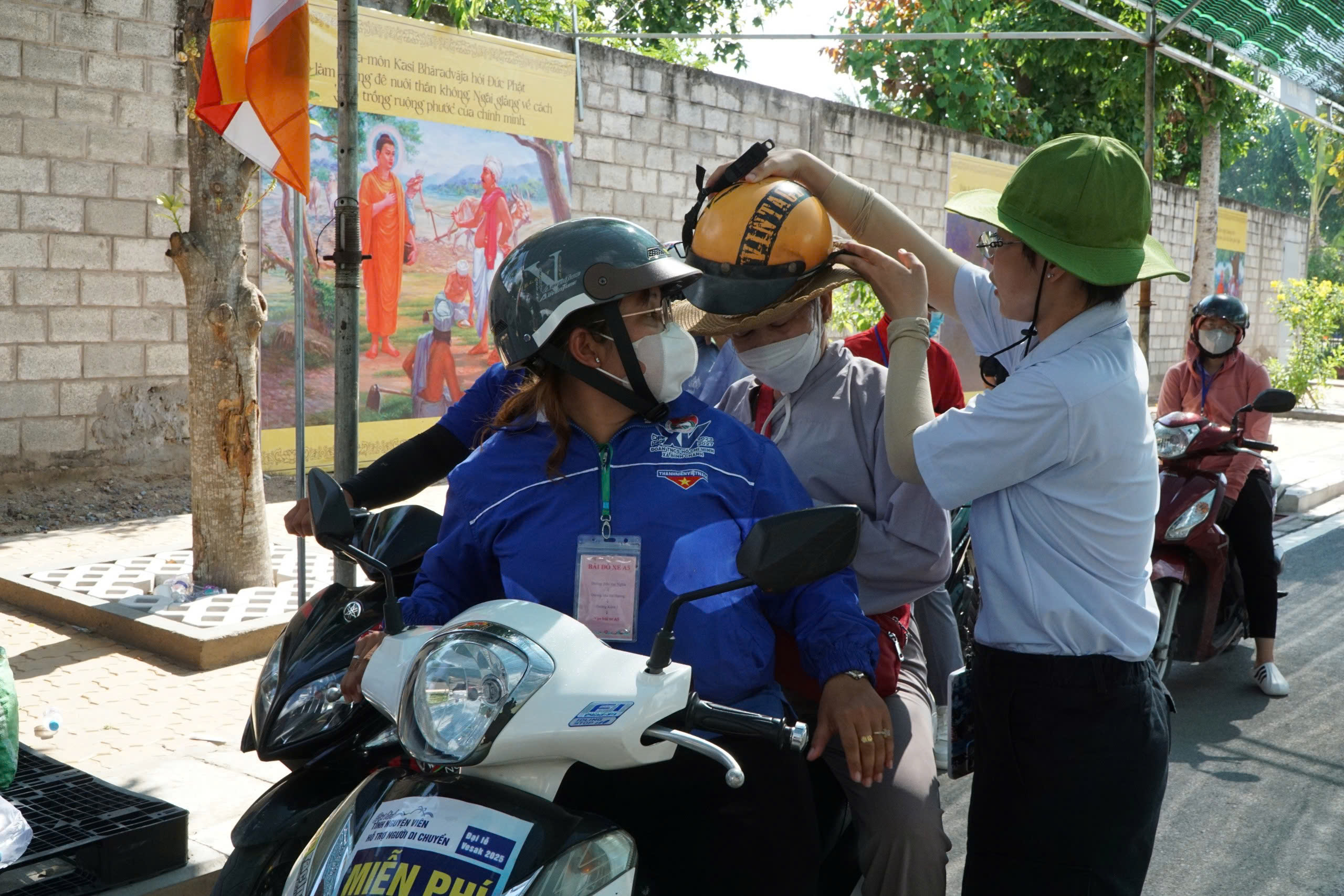 Vesak 2025: Đội xe ôm miễn phí chở người dân chiêm bái xá lợi Phật - Ảnh 3.