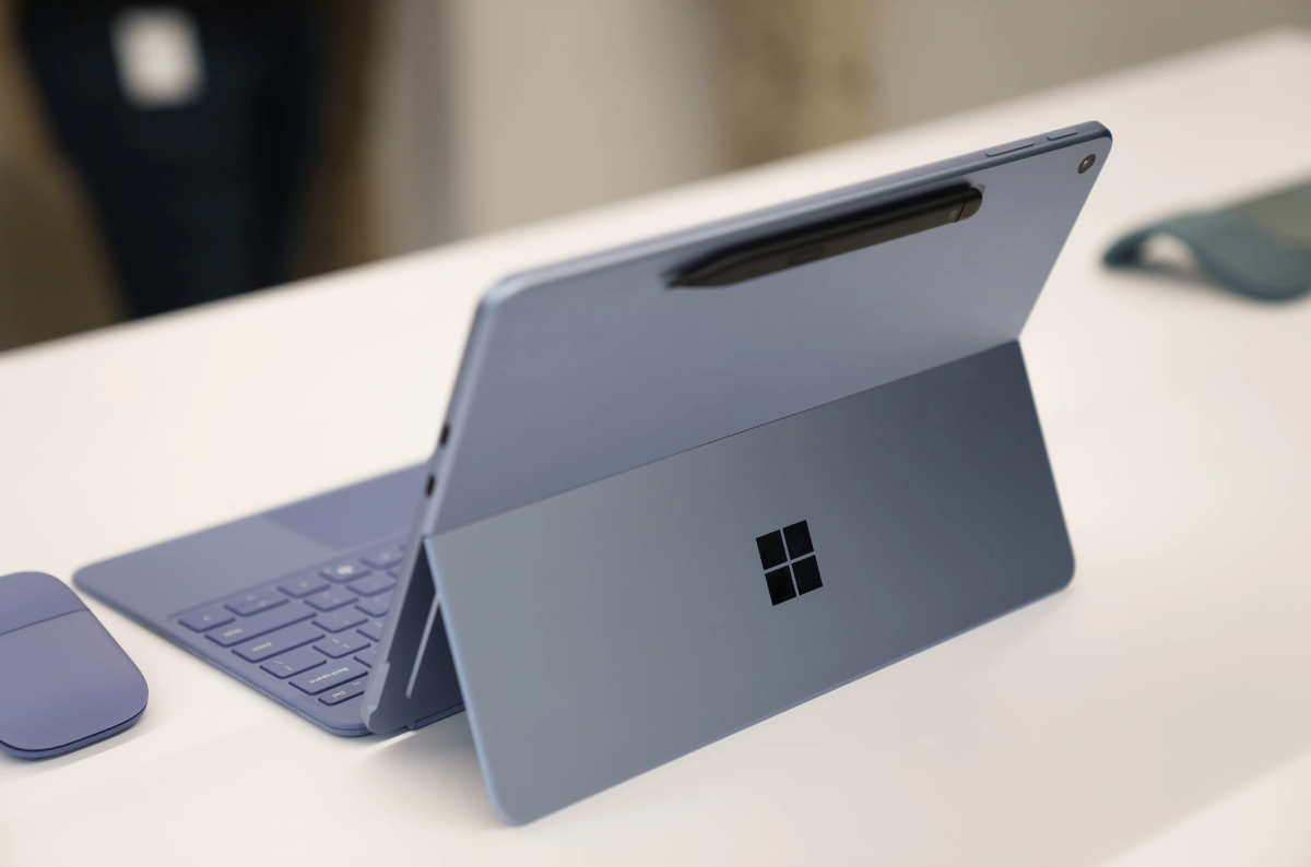 Microsoft ra mắt máy tính Surface giá rẻ tích hợp AI - Ảnh 1.