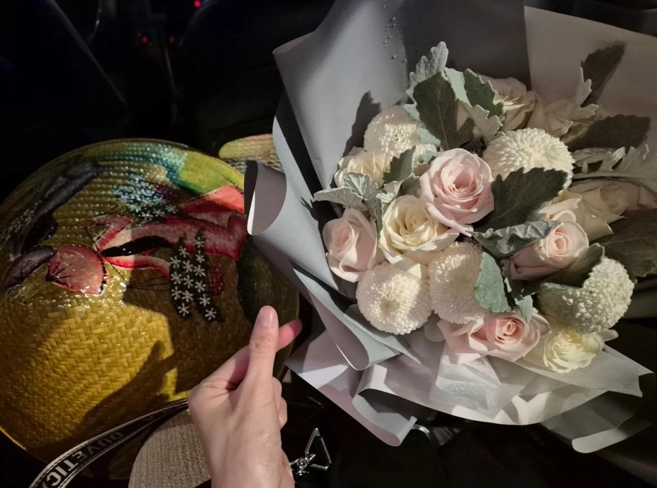 'Điên nữ' Seo Ye Ji đến Đà Nẵng, rạng rỡ khoe quà fan Việt tặng - Ảnh 3.
