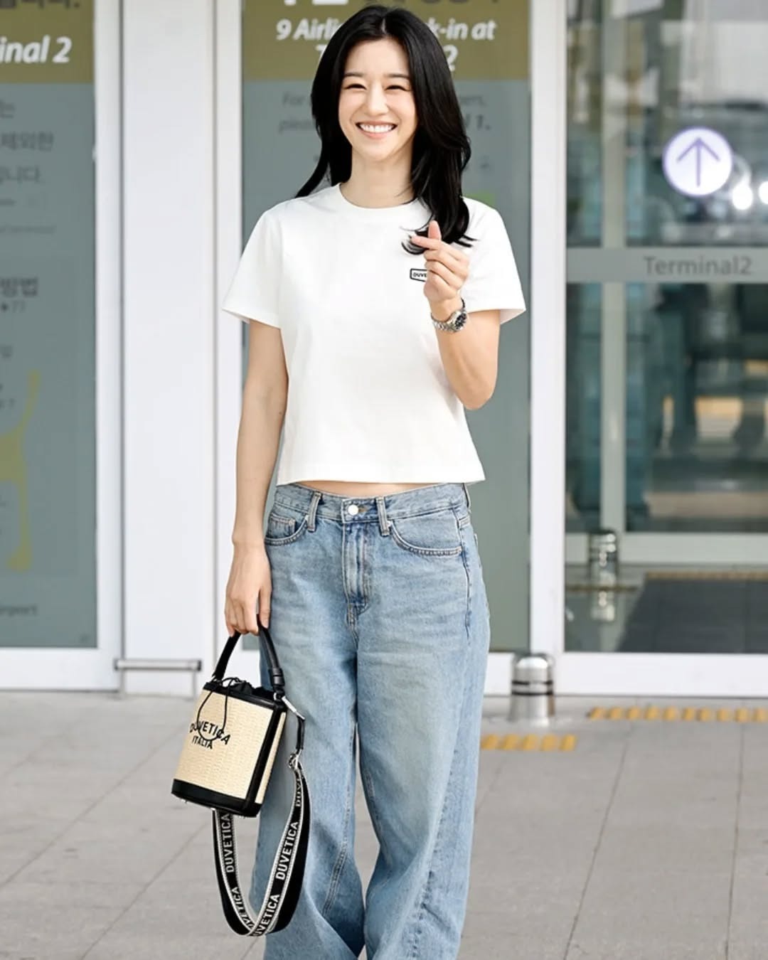 'Điên nữ' Seo Ye Ji đến Đà Nẵng, rạng rỡ khoe quà fan Việt tặng - Ảnh 1.