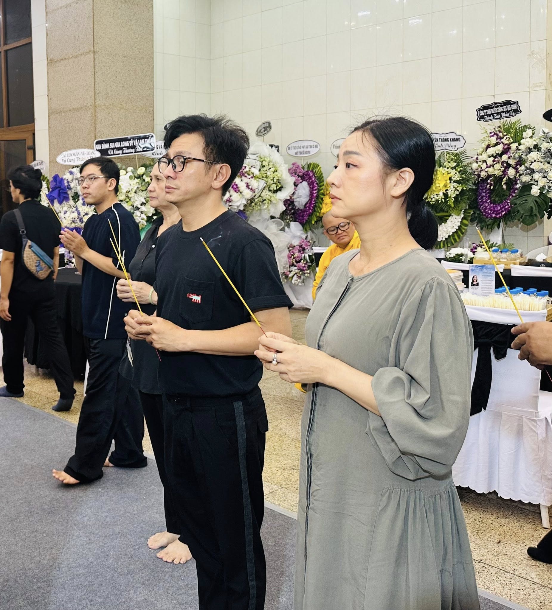 Giới nghệ sĩ lặng lẽ đến chia buồn cùng MC Đại Nghĩa Giới nghệ sĩ lặng lẽ đến chia buồn cùng MC Đại Nghĩa