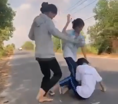 Xôn xao clip nữ sinh bị đánh hội đồng nhiều lần - Ảnh 1.