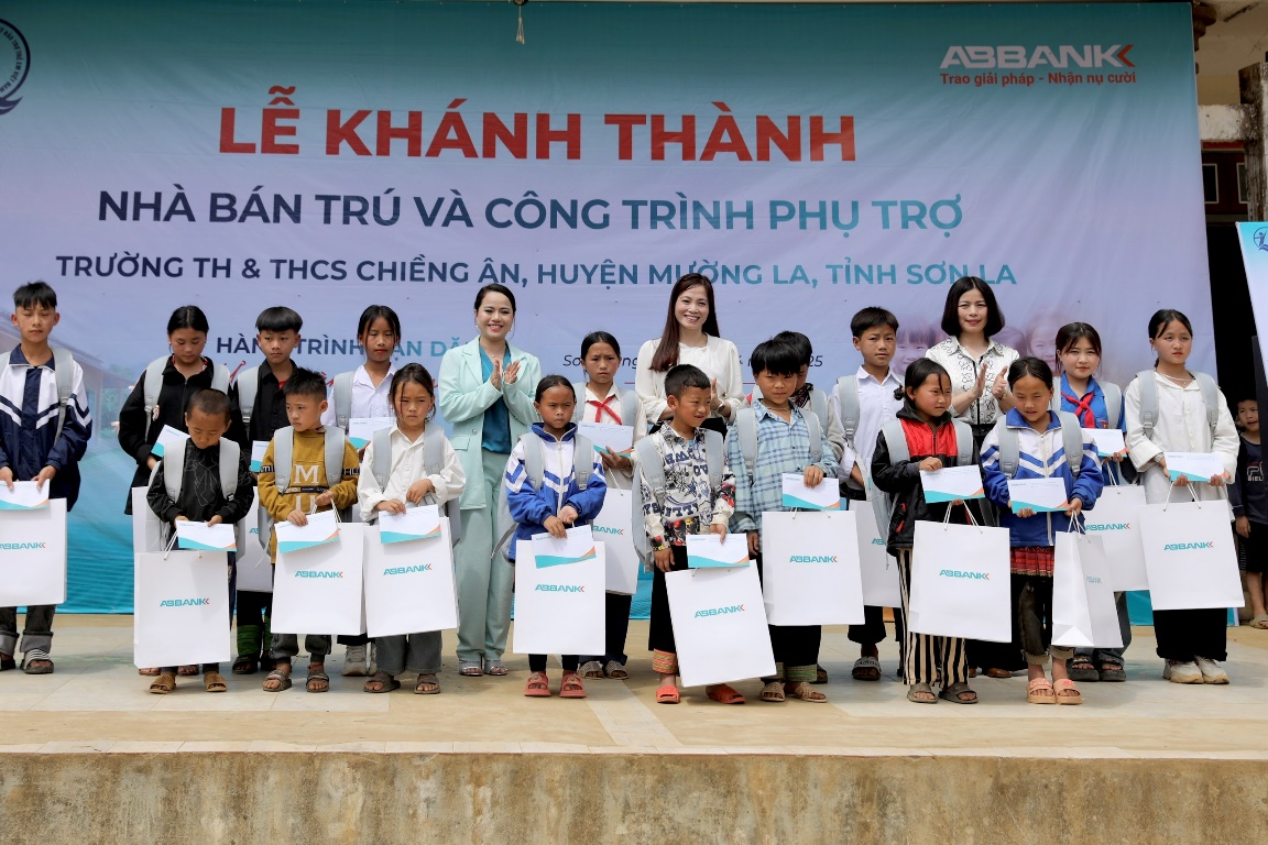 ABBANK thành công gây quỹ 1 tỉ đồng xây trường cho trẻ em vùng cao- Ảnh 2. ABBANK thành công gây quỹ 1 tỉ đồng xây trường cho trẻ em vùng cao- Ảnh 2.