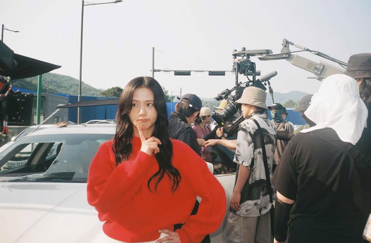 Jisoo ở đâu khi các thành viên BlackPink khác tỏa sáng tại Met Gala? - Ảnh 2.