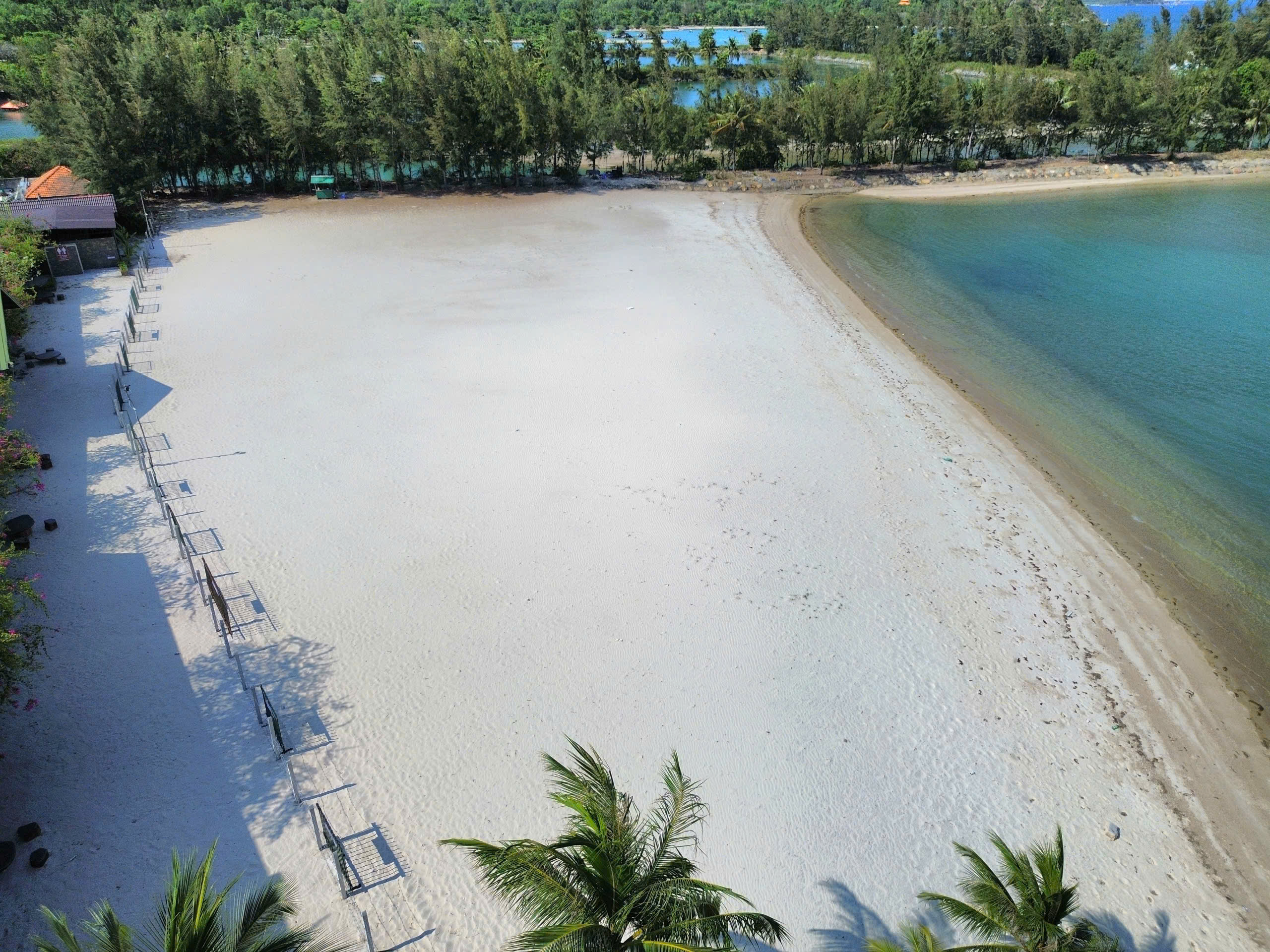 Nha Trang tháo dỡ hàng rào thép gai sau phản ánh từ cộng đồng - Ảnh 2. Nha Trang tháo dỡ hàng rào thép gai sau phản ánh từ cộng đồng - Ảnh 2.