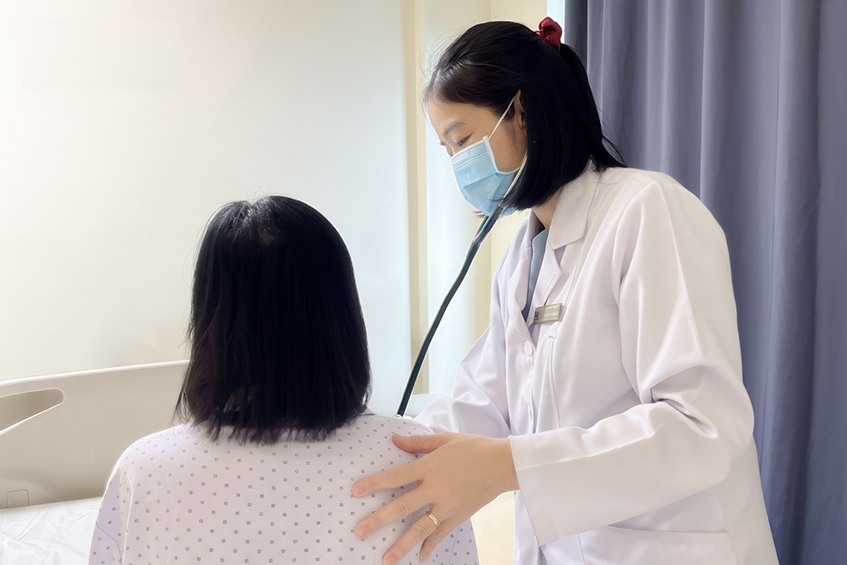 - Ảnh 1. Sốt uống thuốc không hạ, đi khám phát hiện vi khuẩn 'ăn thủng' van tim - Ảnh 1.