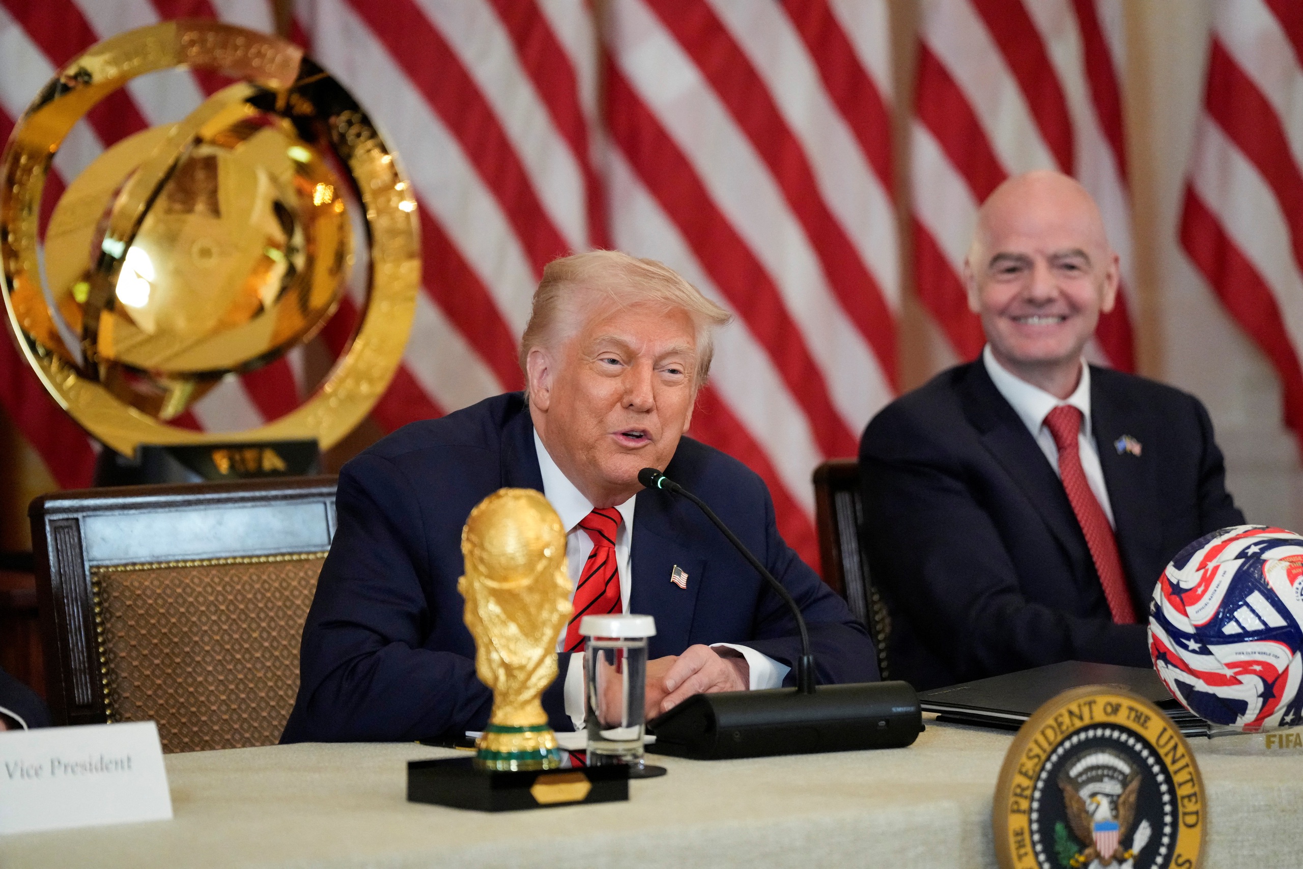 Tổng thống Mỹ Donald Trump n&ecirc;u 3 vấn đề g&acirc;y sốc World Cup 2026: FIFA rối bời
