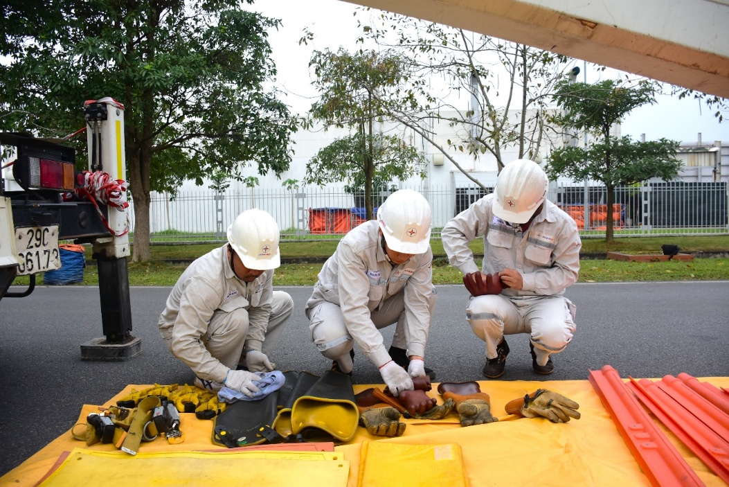 Biệt đội sửa chữa điện nóng - hotline không cần cắt điện ở EVNHANOI- Ảnh 1. Biệt đội sửa chữa điện nóng - hotline không cần cắt điện ở EVNHANOI- Ảnh 1.