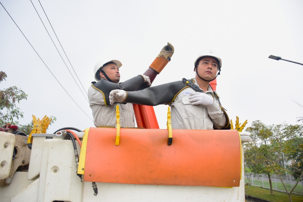 Biệt đội sửa chữa điện nóng - hotline không cần cắt điện ở EVNHANOI- Ảnh 2. Biệt đội sửa chữa điện nóng - hotline không cần cắt điện ở EVNHANOI- Ảnh 2.