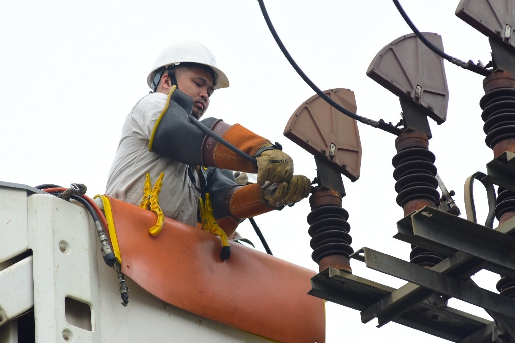 Biệt đội sửa chữa điện nóng - hotline không cần cắt điện ở EVNHANOI- Ảnh 3. Biệt đội sửa chữa điện nóng - hotline không cần cắt điện ở EVNHANOI- Ảnh 3.