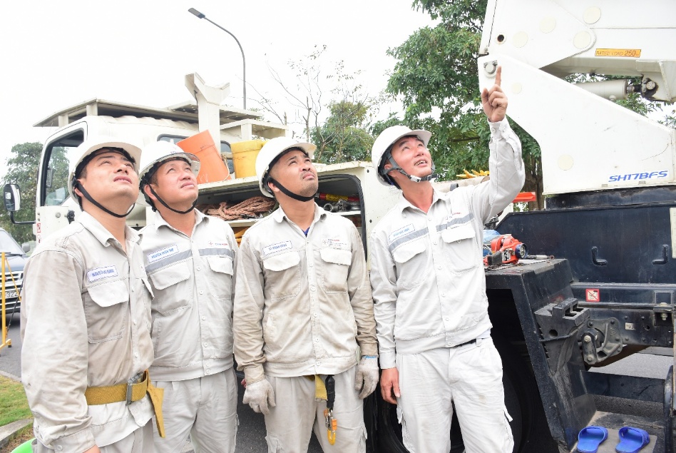 Biệt đội sửa chữa điện nóng - hotline không cần cắt điện ở EVNHANOI- Ảnh 4. Biệt đội sửa chữa điện nóng - hotline không cần cắt điện ở EVNHANOI- Ảnh 4.